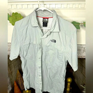 The North Face gray button down short sleeve shirt fishing style shirt men’s M
